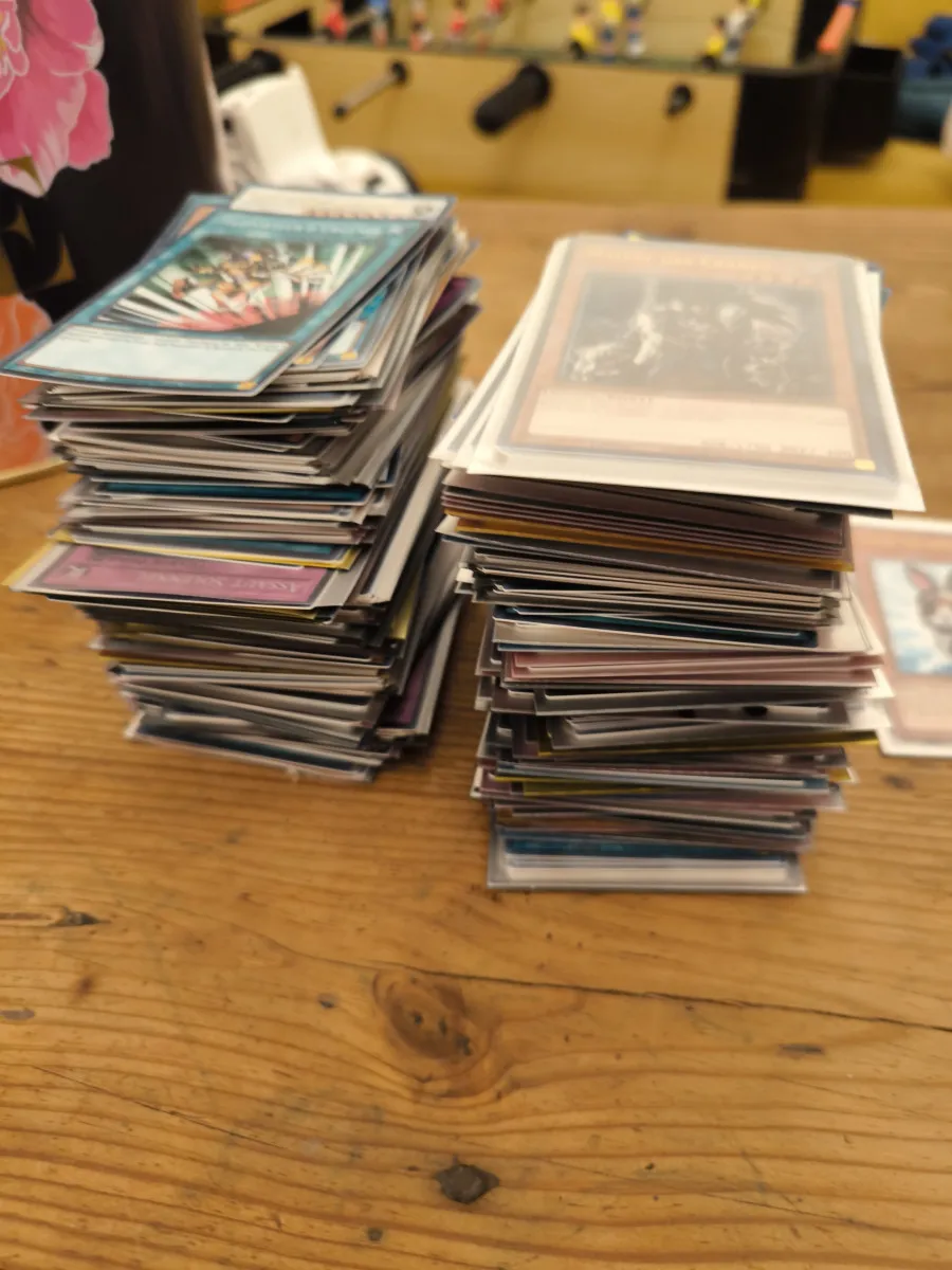 Carte Yu-Gi-Oh rareté 2 avec 6 quarter center