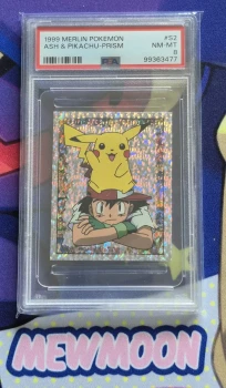 STICKERS POKÉMON MERLIN PIKACHU & SASHA PRISM PSA 8 NM - MT