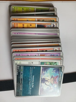 Lot 100 cartes Pokémon.