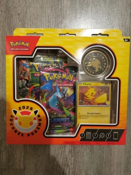 Pokémon : Collection Journée  2026 (1 Carte Promo Brillante, 1 pièce et 3 boosters Méga-Évolution Flammes Fantasmagoriques ) Neuf Non Déballé
