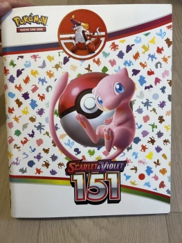 classeur pokemon avec carte rare  a l’interieur