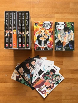 Lot Demon Slayer : Volumes 1 à 8 + Figurine Nezuko + Ex Libris + 2 broches (Inosuke et Tanjiro)
