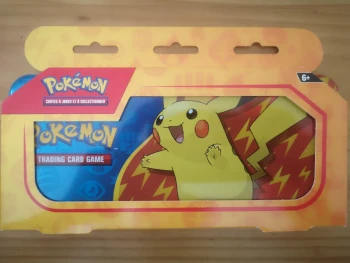 Pokémon Booster x2 Officiels Neufs scellés + Plumier Métal Pikachu Scellé 🎁