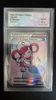 Carte Gradée Pokémon Collect Aura Dame du Centre Pokémon 105/106 7 n°168130646